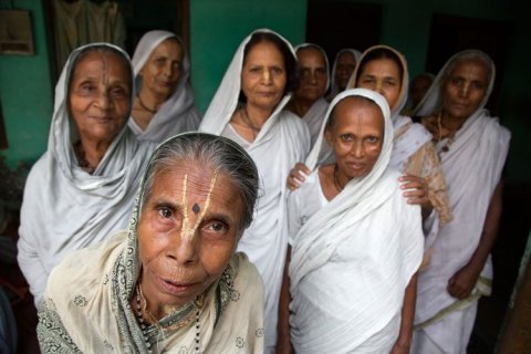 Hindistanda uşaqları yaşlı qadınları evdən qovurlar - SƏBƏB