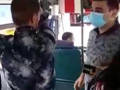 Polis mülki geyimdə avtobusları yoxladı, maska taxmayanları cərimələdi - ŞƏKİL