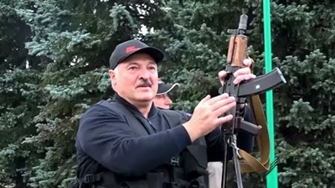 Lukaşenko əlində avtomat iqamətgahının qarşısına çıxıb