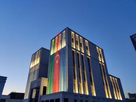 Pekində binanın üzərində Azərbaycan bayrağı işıqlandırılıb
