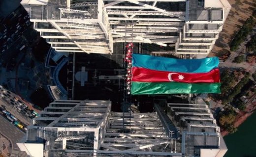 Azərbaycanın dövlət bayrağı dünyanın ən hündür beşinci göydələnində dalğalanıb - ŞƏKİL