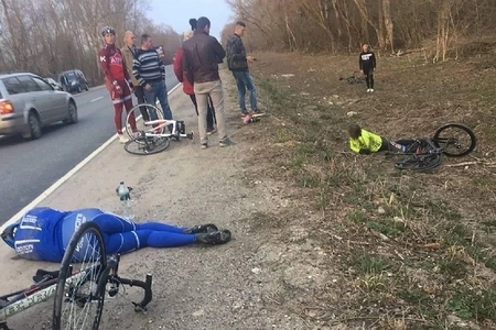 Mikroavtobusun velosipedçiləri vurması nəticəsində 5 nəfər ölüb, 4 nəfər yaralı var