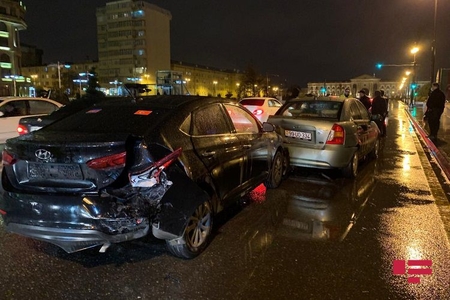 Bakıda "Niva" bir neçə maşını əzib, sürücü isə hadisə yerindən yayınıb 