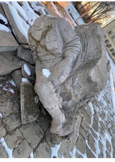 Vazgen Sarkisyanın Şuşa İcra Hakimiyyətinin qarşısındakı heykəli söküldü - Şəkil