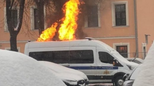 Polis mikroavtobusu alışıb yandı 