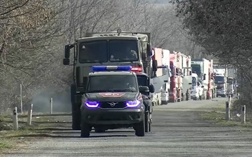 Rusiya sülhməramlıları Şuşaya gedən avtomobil karvanını müşayiət etdi - VİDEO