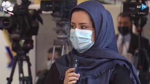 Prezidentin mətbuat konfransında İranlı jurnalist özünü pis vəziyyətə saldı - VİDEO