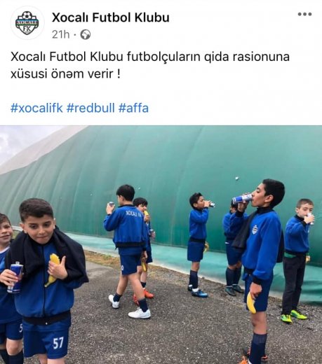 Azərbaycanda futbol klubu azyaşlı futbolçulara enerji içkisi payladı – QALMAQALLI ŞƏKİL