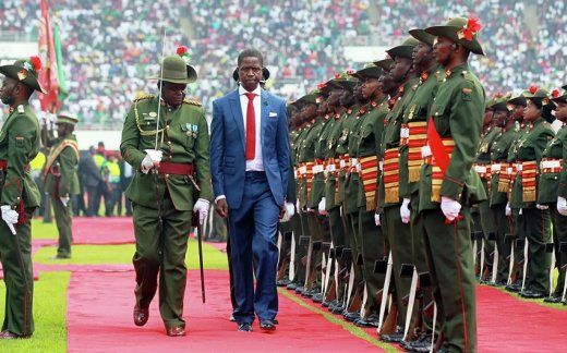 Zambiyanın prezidenti paradda huşunu itirdi