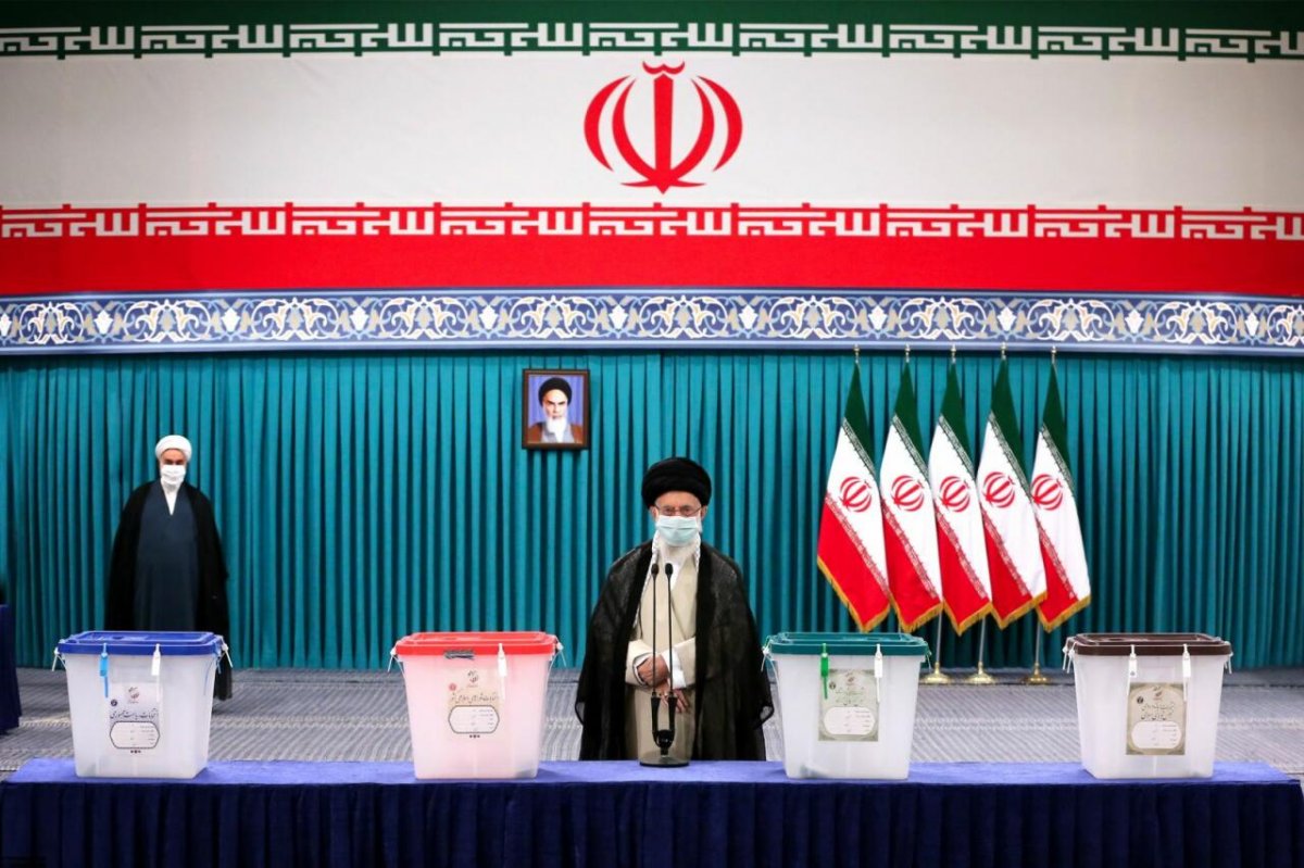 İranın ali lideri prezident seçkilərində səs verdi