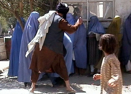 "Taliban" yeməyi dadsız bişirən qadını diri-diri yandırdı - Terrorçular əsl simalarını göstərirlər