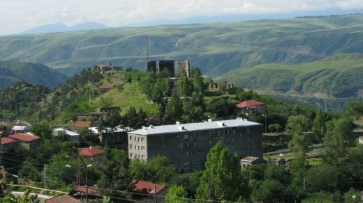 Ermənistanda fermerlər İrəvan-Arazdəyən yolunu bağlayıb