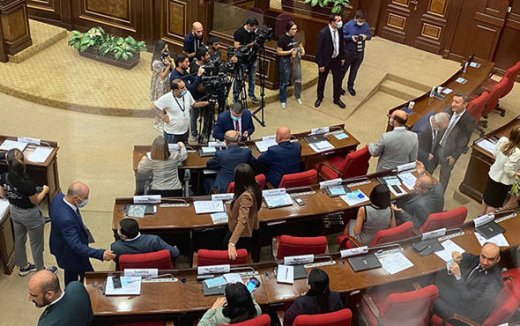 Parlamentdə Paşinyanın təhlükəsizliyini təmin etmək üçün qəribə addım atıldı - ŞƏKİL