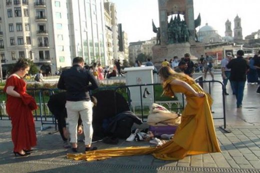 İranlı turistlər şəhərin mərkəzində paltarlarını soyundular 