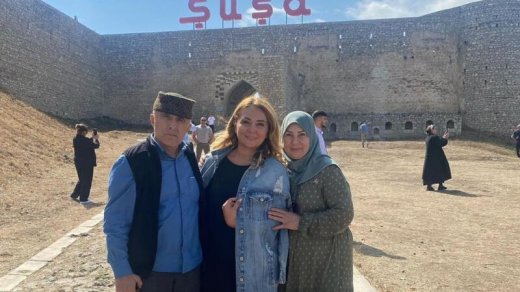 Alim Qasımov xanımı ilə Şuşada - ŞƏKİL Alim Qasımov xanımı ilə Şuşada - ŞƏKİL