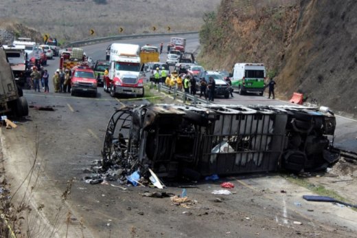 Avtobus 5 maşına çırpıldı: 2 ölü, 14 yaralı