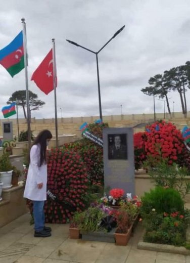 Polad Həşimovun tələbə qızı ilk dərs günü atasının məzarını ziyarət edib - ŞƏKİL