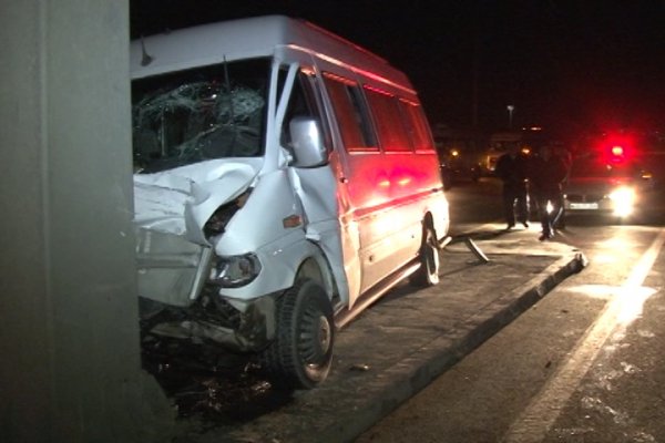 Bakıda mikroavtobus dirəyə çırpıldı 